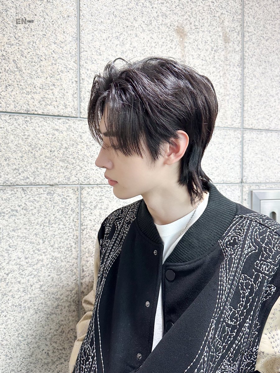 雲横秀顔 横顔綺麗って言われるの、めちゃ嬉しいの。 スワイプ推奨