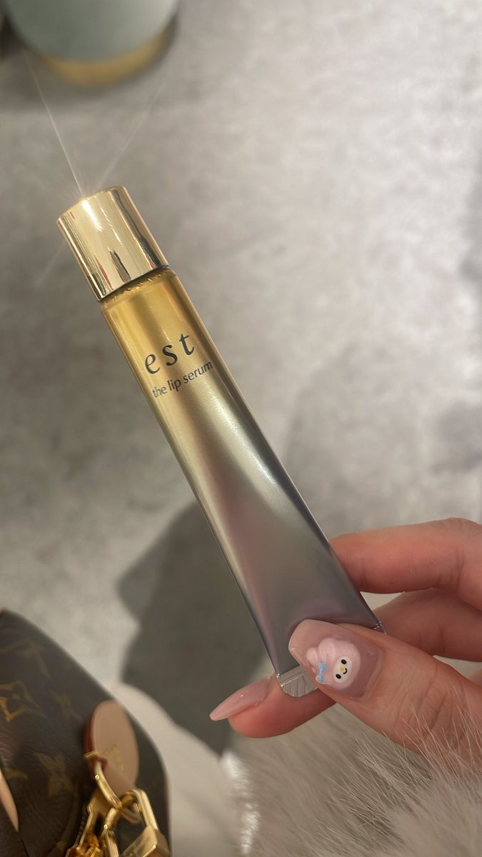 エストのリップセラムずっと品切れしてて入荷連絡はいった瞬間に買いに行った🏃🏻‍♀️
お口がぷりぷりになれる