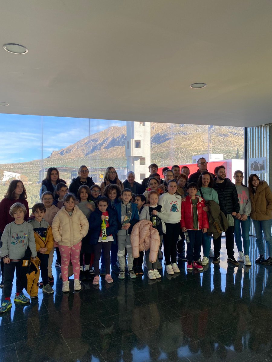 La ADR  <a href="/sierraMagina/">A.D.R. Sierra Mágina</a> está desarrollando un programa de divulgación del conocimiento del olivar y aove, por el que seis centros educativos de Sierra Mágina visitan la sede del Consejo Regulador y <a href="/MagnasurAOVE/">Magnasur</a> para conocer más de cerca el olivar y aceite 
sierramagina.org/un-grupo-de-es…