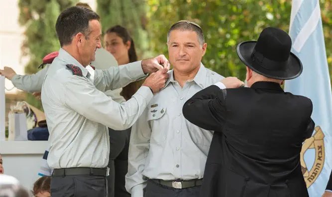 מקצת משבחו: האלוף דוד זיני שירת בסיירת מטכ״ל, מג״ד 51 גולני, מפקד אגוז, מפקד אלכסנדרוני מפקד חטיבת הקומנדו, ב-7/10 הגיע מביתו שברמת הגולן והשתתף בקרב באיזור קיבוץ מפלסים, מעבר לזה הוא תלמיד חכם פי אלף מהאנרכיסטים שתקפו אותו