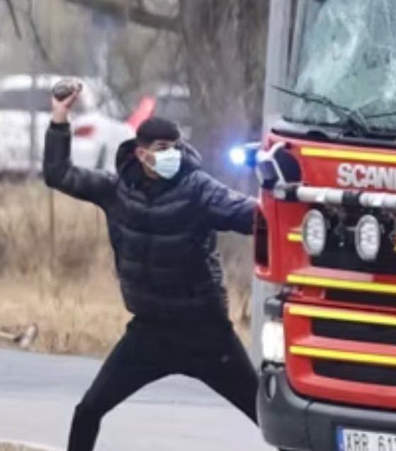 Jag har en kvinnlig kollega på jobbet som är från Mexico. Hon talar och skriver engelska flytande och har spanska som modersmål. Nu håller hon på att lära sig svenska. Förra året så anmälde hon sig till SFI, men fick avbryta studierna pga utsatthet och trakasserier från afghaner