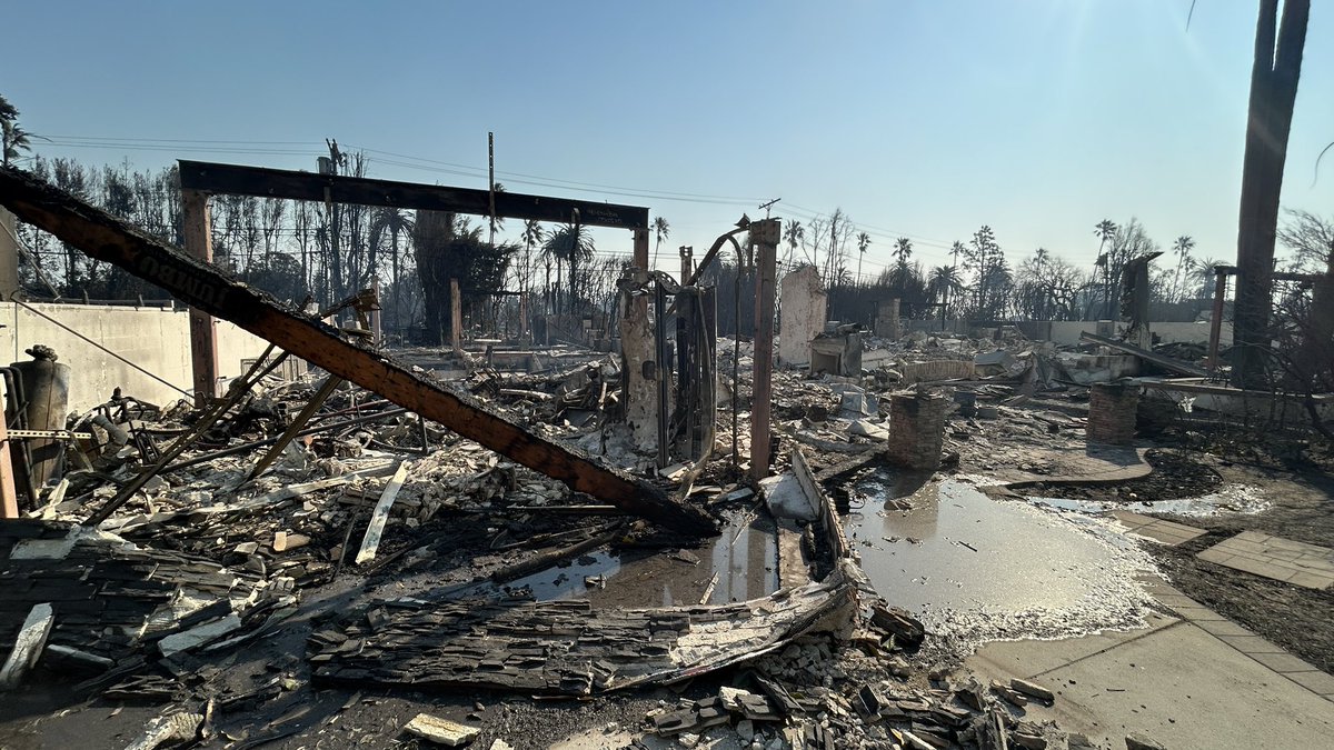 That our flag was still there. Es ist furchtbar, wie groß die Zerstörung ist. Mir stockt der Atem, vor allem wegen der menschlichen Schicksale. Amerikas Traumwelt in Flammen. #LosAngelesFires