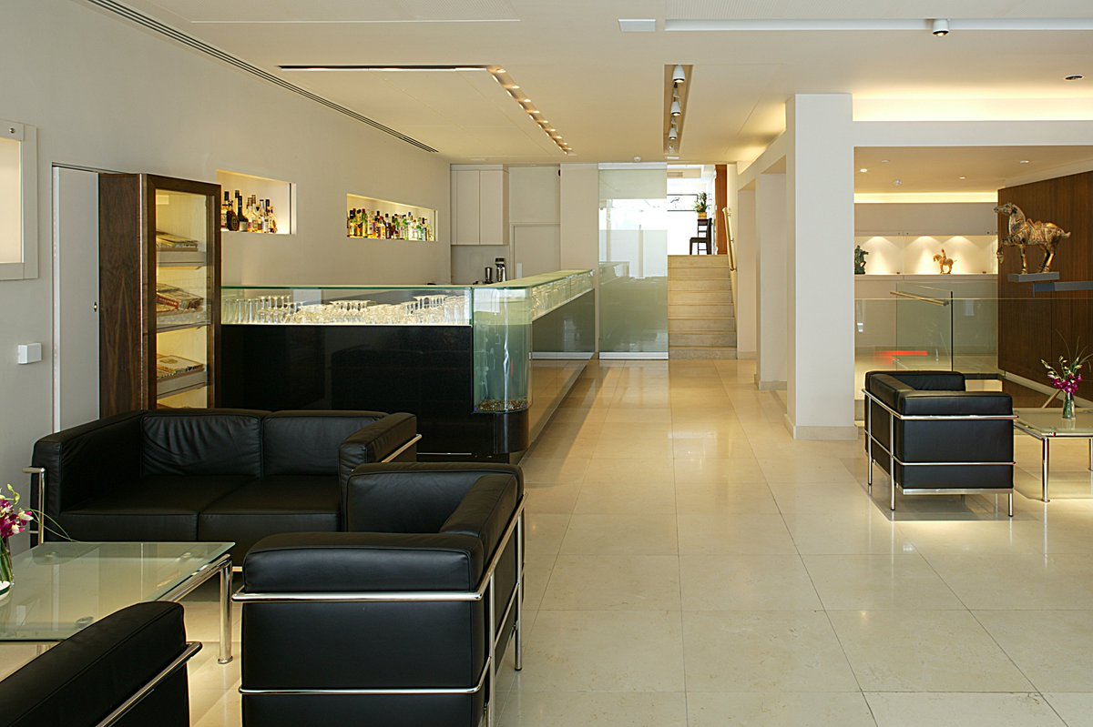 Our Mayfair restaurant created a relaxed, contemporary atmosphere, and showed off, as in a museum, some of the owner’s antique Chinese artefacts.