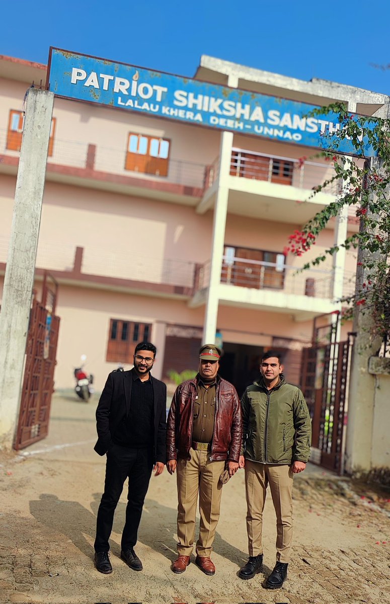 tpunnao's tweet image. आज दिनांक 10.01.2025 को जागरूकता अभियान के तहत पैटरयाट शिक्षा संस्थान में  सड़क दुर्घटनाओं को रोकने व कोहरे से बचाव हेतु सभी छात्र-छात्राओं को जागरूक किया गया। सभी से यातायात नियमों को पालन करने की अपील की गई।
@Uppolice
@uptrafficpolice
@Igrangelucknow
@unnaopolice