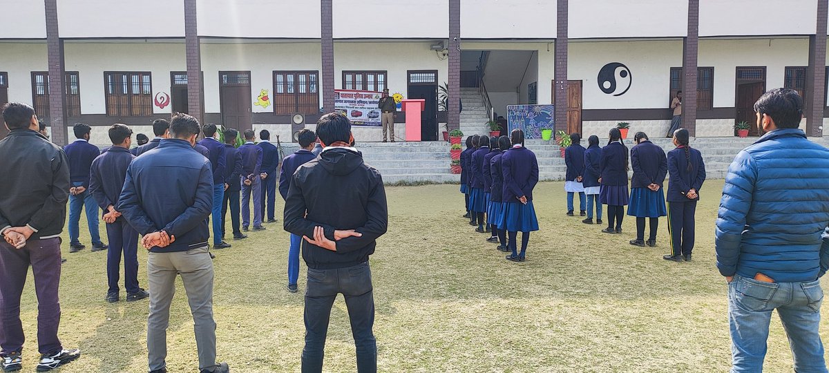 tpunnao's tweet image. आज दिनांक 10.01.2025 को जागरूकता अभियान के तहत पैटरयाट शिक्षा संस्थान में  सड़क दुर्घटनाओं को रोकने व कोहरे से बचाव हेतु सभी छात्र-छात्राओं को जागरूक किया गया। सभी से यातायात नियमों को पालन करने की अपील की गई।
@Uppolice
@uptrafficpolice
@Igrangelucknow
@unnaopolice