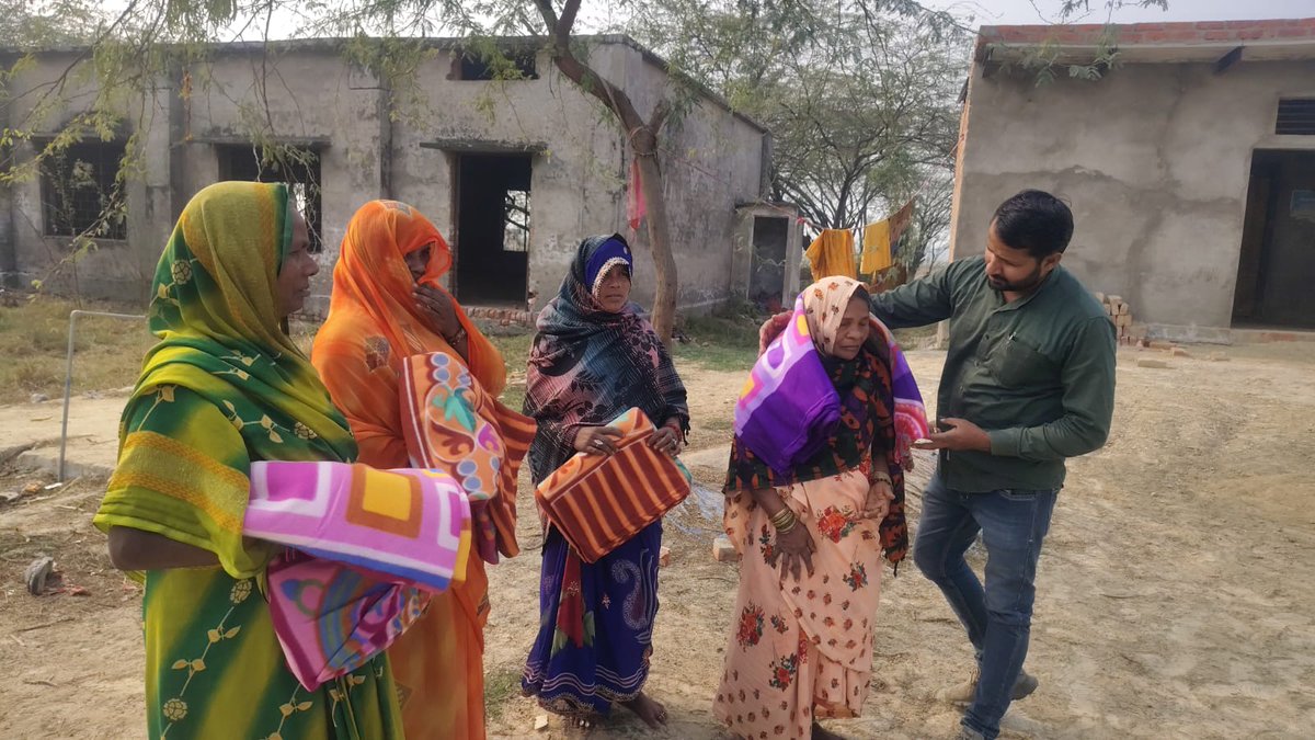 jitendrapalJNP's tweet photo. जन्मदिन विशेष-
                   आज अपने जन्म दिन पर वनवासी समुदाय के बीच पहुंच कर कंबल वितरण का कार्य किया!🙏🙏 https://t.co/G8w6C7rCC1