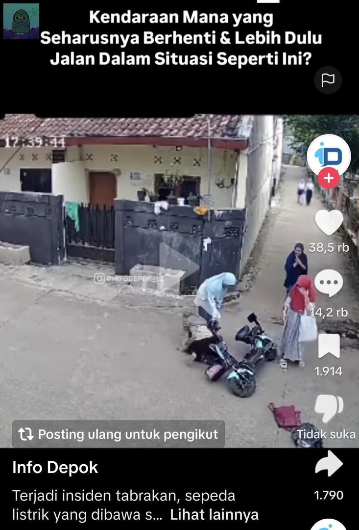 💚 bocil bawa sepedah listrik emng meresahkan, keluar gang gak liat kanan kiri asal ajalan aja terus keserempet motor. udah gak liat kanan kiri terus bonceng 3, cuma bilang maaf sama gak sengaja doang, terus endingnya temen2nya yg dia bonceng pada kabur semua 😭