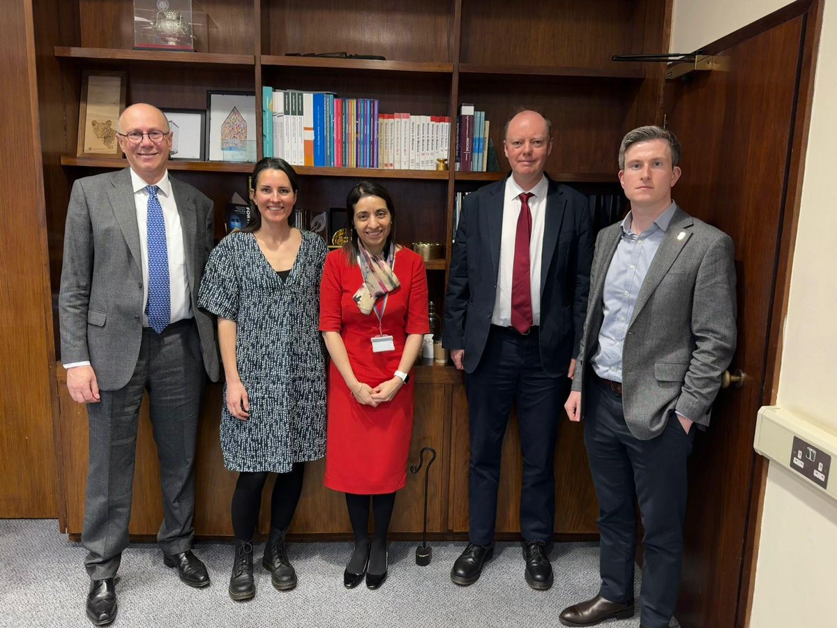 RCP Resident Doctor Committee (@rcp_rdc) on Twitter photo Our co-chairs Dr <a href="/awmartinelli/">Anthony Martinelli</a> & Dr Catherine Rowan met with <a href="/CMO_England/">Professor Chris Whitty</a> & <a href="/NHSEnglandNMD/">Professor Stephen Powis</a> to discuss what matters to #residentdoctors.
They spoke about the <a href="/RCPhysicians/">Royal College of Physicians</a>' #NextGenPhysicians campaign which is working to support early career doctors: ow.ly/o4Uo50UE6Pw Our co-chairs Dr <a href="/awmartinelli/">Anthony Martinelli</a> & Dr Catherine Rowan met with <a href="/CMO_England/">Professor Chris Whitty</a> & <a href="/NHSEnglandNMD/">Professor Stephen Powis</a> to discuss what matters to #residentdoctors.
They spoke about the <a href="/RCPhysicians/">Royal College of Physicians</a>' #NextGenPhysicians campaign which is working to support early career doctors: ow.ly/o4Uo50UE6Pw