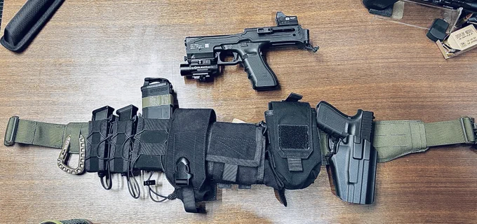 せっかくの休みなのでベルトを作り直してみました。USW-G(上のGlockカービン)も入るホルスターを装着可能に!今はサファリランドのホルスターを使用しています。(使い勝手はサファリランド一番良いですね)サバゲー楽しみだなぁ...おてて治れー... 