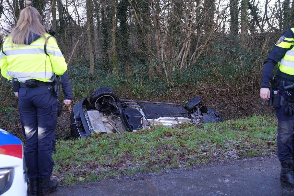 Auto belandt in sloot bij Zeijen