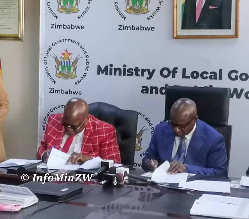 HARARE
The Minister of Local Gvt Hon Garwe signed an Housing Development agreement with Dr P Chiyangwa, Chair of Pinacle properties. The properties to be developed are situated in Manyame, Chitungwiza. 
-The housing develipment program is called Nyore nyore  with 250000 stands