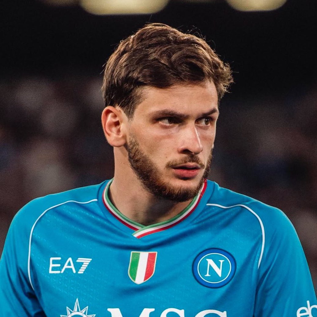 FabrizioRomano's tweet image. 🚨🇬🇪 Arne Slot on Kvaratskhelia links for Liverpool: “What I make of that is that it's January… 99 times out of 100 it becomes clear almost all these stories are not true”.
“The rumours keep going”.