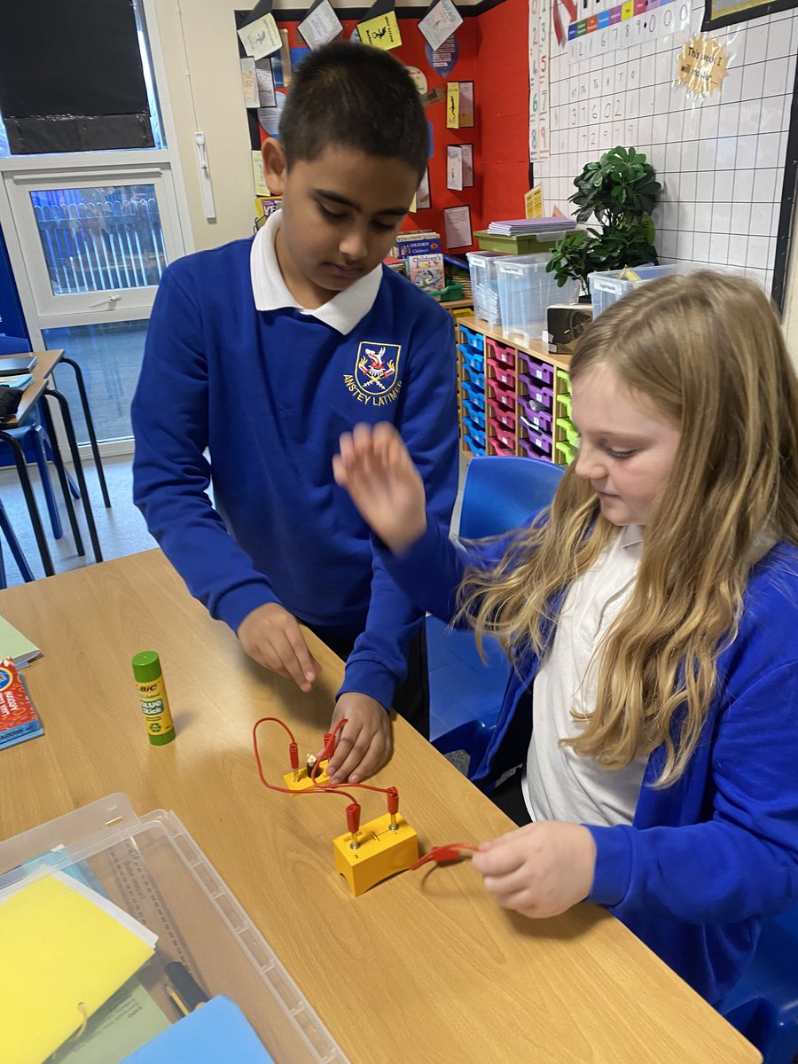 latimerprimary's tweet image. #ClassVC have been exploring how to make different electrical circuits in Science this morning #LatimerScience