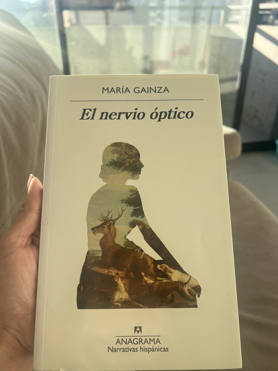 Su madre le enseñó las reglas de etiqueta: “Frente a los demás uno debe mostrarse en control. Mirá cómo se deslizan esos patos por el agua tan serenos y elegantes, mientras por debajo, patalean como condenados”