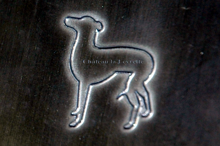 ChlaLevrette's tweet image. Sous la finesse du trait, la silhouette du chien prend vie, noble et élégante, témoin fidèle de l’esprit du Château la Levrette.#ÉtiquetteArtistique #DesignUnique #HéritageVitivinicole #ArtDuVin #ÉléganceFrançaise #EmblèmeCanin @PlaneteBordeaux @VINBLAYE @vinsdebordeaux