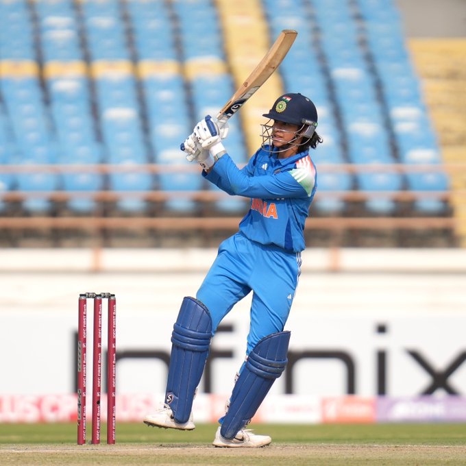 Mandhana falls on the last ball of the poweplay!