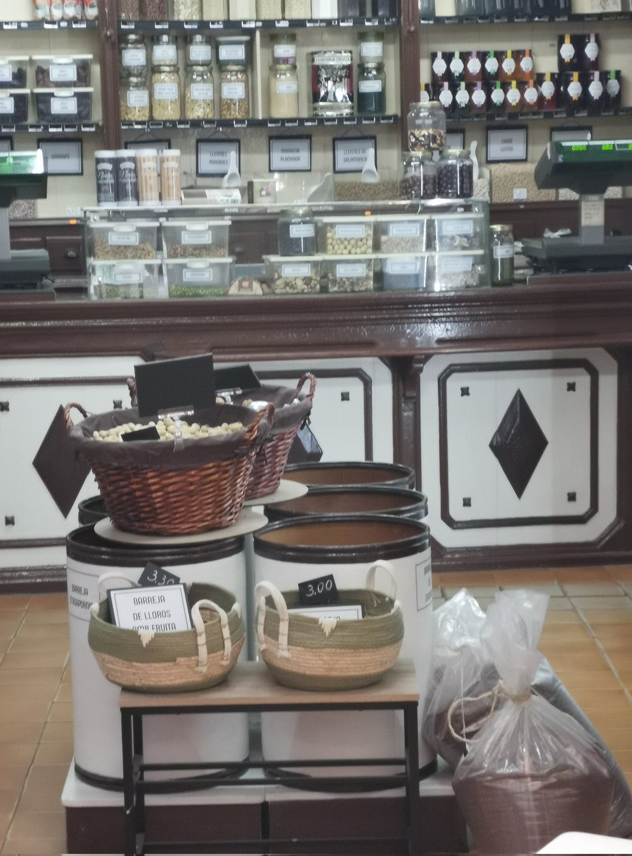 Hi aneu a comprar al colmado d'en Ricard? Cr Santoni Abat.