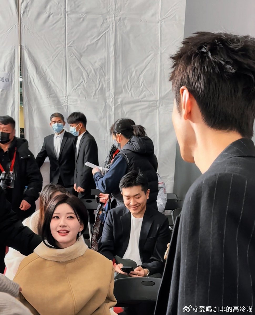 เค้าว่าสายตามันหลอกกันไม่ได้ 🤭~🩵💜 
#Yuanlu #Chenzheyuan #Zhaolusi #HiddenLove #หย่วนลู่ #เฉินเจ๋อหย่วน #จ้าวลู่ซือ #แอบรักให้เธอรู้ #陈哲远赵露思