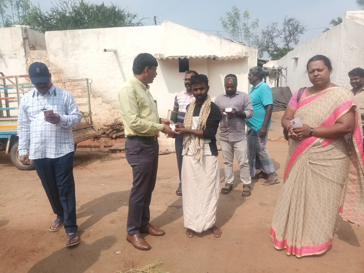 challakeretp's tweet photo. ಸಾರ್ವಜನಿಕ ಸೇವೆ, ಮೂಲಸೌಕರ್ಯ ಅಭಿವೃದ್ಧಿ,ಸಮಾಜ ಕಲ್ಯಾಣ ಕಾರ್ಯಕ್ರಮಗಳು, ರಕ್ಷಣೆ ಮತ್ತು ಇತರ ಸರ್ಕಾರಿ ವೆಚ್ಚಗಳಿಗೆ ಹಣಕಾಸು ಒದಗಿಸಲು ನೇರ ತೆರಿಗೆ  ಜೀವಾಳವಾಗಿದೆ.ಅಂತಹ ತೆರಿಗೆಹೆಚ್ಚಿಸಲುಮಾನ್ಯಕಾರ್ಯನಿರ್ವಾಹಕ ಅಧಿಕಾರಿಗಳು ಸ್ವತಃ ಪಿ.ಒ.ಪಿ ಮಿಷನ್ ಹಿಡಿದು  ವಿವಿಧ ಗ್ರಾ.ಪಂಗಳಲ್ಲಿ    ತೆರಿಗೆ ವಸೂಲಿಮಾಡಿದರು.ಚಿತ್ರದುರ್ಗ,ಚಳ್ಳಕೆರೆ . https://t.co/oxMOuQxrex