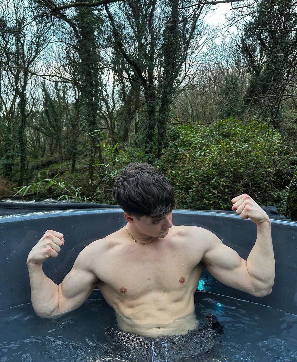 Alpha5689's tweet image. Soaking up the winter sun, it's time to pay your fag tax