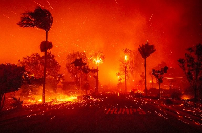 TrendCompass_'s tweet photo. 🚨 The Los Angeles wildfire is spreading fast, displacing thousands and threatening precious ecosystems. This is more than a local issue—it’s a wake-up call. 🌲💔
📢 Share to spread awareness and urge action!
#StaySafeLA #WildfireAwareness #ActNow https://t.co/z1ftJ5hjjm