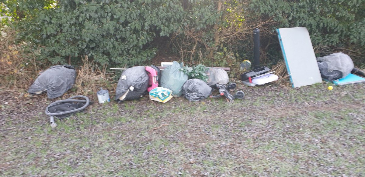 cyclebirdman's tweet image. Flytipping at King George V playing fields @WelHatCouncil.
By some caring neighbours.
Can you remove please ?
@KeepBritainTidy