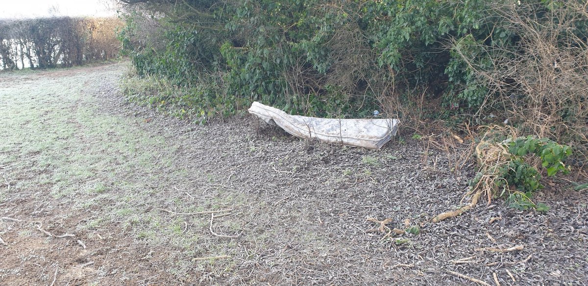 cyclebirdman's tweet image. Flytipping at King George V playing fields @WelHatCouncil.
By some caring neighbours.
Can you remove please ?
@KeepBritainTidy