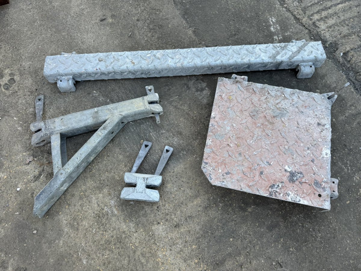 Chicken wings and bunny’s lugs I’m familiar with, but pizza boxes and hedgehogs are new ones from the scaffolders. What do you call your <a href="/Layheruk/">Layher UK</a> components ?