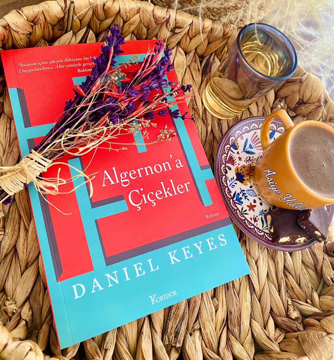 “Sevgi ve şefkat eli değmeyen zeka ve eğitim beş para etmez.”(s262)
.
#Algernon’aÇiçekler #DanielKeyes #İyikiKitaplarVar <a href="/okuhareketi/">OKU HAREKETİ</a> @readings00 <a href="/okumalar00/">Dünya kadar 📚🌏📚</a>
