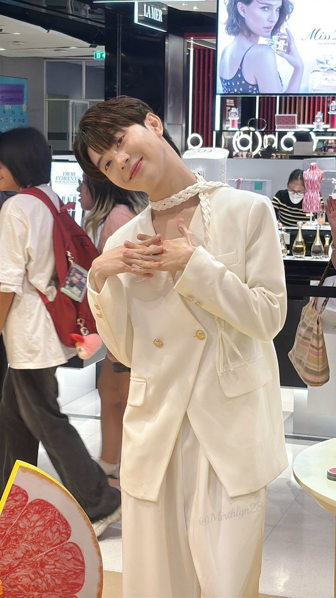 Porkhwor's tweet photo. จิ๋วลู๊กกกกน่ารักขนาดนี้แม่จะไปไหนรอด

TONLIEW WITH BOBBI BROWN TH
#BobbiBrownTHXTONLIEWMTP
#VitaminEnrichedSmoothingSerum #VitaminEnrichedFaceBase
#VitaminEnrichedCollection #FreshStartGlowingSkin
#BobbiBrownThailand 
#tonliewmtp
#ต้นหลิวเด็กจิ๋ว https://t.co/9ZPNWbxF0t