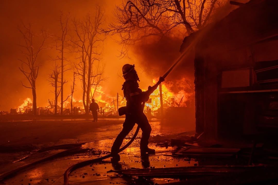 TrendCompass_'s tweet photo. 🆘🌲
The flames keep spreading, but so does the hope. California, you are not alone in this fight. Let’s support our heroes—first responders, firefighters, and all affected families. #LAWildfire #FireFightingHeroes #WildfireRelief https://t.co/Qi1gZYcTNo
