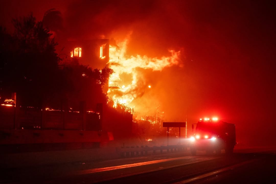 TrendCompass_'s tweet photo. 🆘🌲
The flames keep spreading, but so does the hope. California, you are not alone in this fight. Let’s support our heroes—first responders, firefighters, and all affected families. #LAWildfire #FireFightingHeroes #WildfireRelief https://t.co/Qi1gZYcTNo