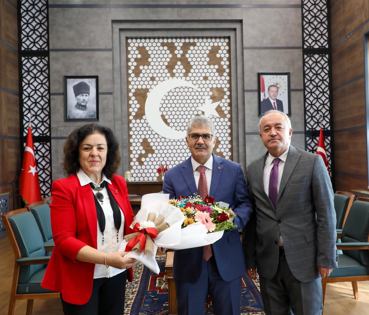 🔹Valimiz Sayın Cahit ÇELİK, 10 Ocak İdareciler Günü vesilesiyle İl Nüfus Müdürü Sayın Fahri TANRIVERDİ ve İlçe Nüfus Müdürü Sayın Ayşe YAVUZ'u makamında kabul etti.