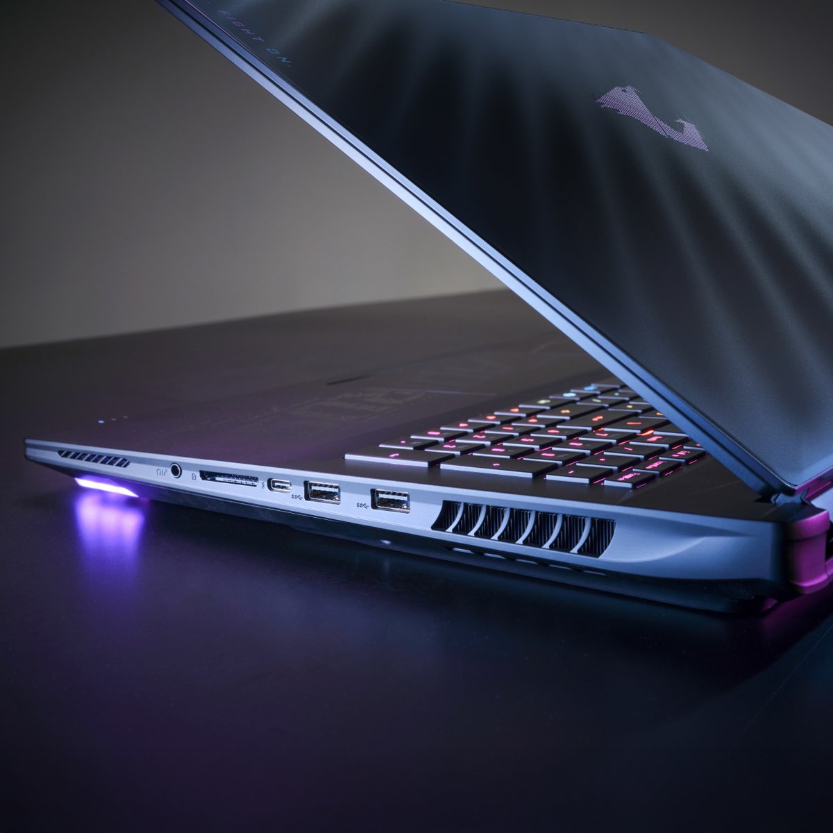 aorusczsk's tweet photo. Novรก รฉra AI gamingu zaฤรญnรก prรกvฤ zde. ๐ฎ๐ช
๐ป AORUS MASTER 18:
https://t.co/LedohPwyn5
#AI #AIonRTX #AORUS #AORUSMASTER18 #Intel #Laptop #NVIDIA #OwnTheGame #RTX50 #RTXAIPC #gaming https://t.co/kOBHqW6SYB
