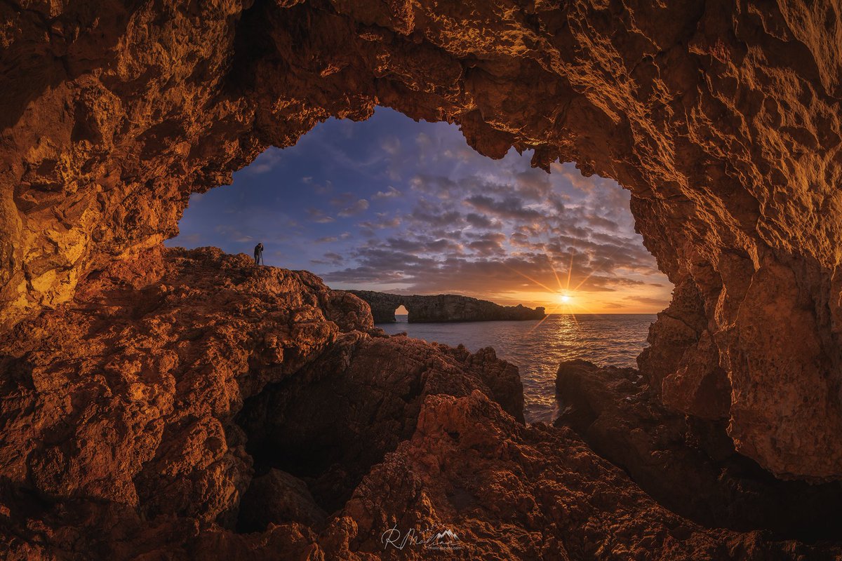 Golden gil 🌅🔥 Vamos con la primera del 2025 . La hora dorada cae sobre el Pont D'en Gil, Menorca 📍🇪🇸 Los rayos de luz se filtran dando aún mas relieve si cabe a la cueva que se encuentra en la parte inferior de este conocido mirador .