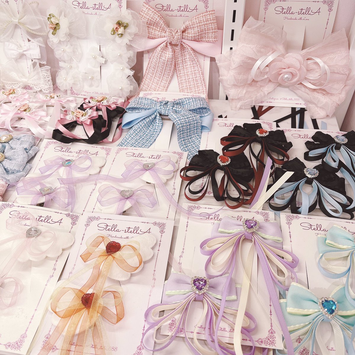 Kawaii__Stars's tweet photo. Kawaii☆Stars SHOP❣️
🌅新春🎍大集合スペシャル🎉

1/10
現在の店舗状況です♡

Stella-stellAさま

アレンジにぴったり✨ロングリボンに
ボリュームたっぷり♡ふんわりカチューシャやファークリップなど💖

コーデに欠かせない♡
キュートなリボンが勢ぞろいで
お待ちしております💝 https://t.co/xRXCj3bqil