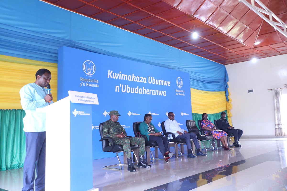 NyaruguruDistr's tweet photo. Muri iyi nama,Umuyobozi w'Akarere Dr. Murwanashyaka Emmanuel yagaragaje uko ubumwe n'ubudaheranwa buhagaze,imbogamizi zikigaragara ndetse anakangurira abitabiriye inama gukomeza kwimakaza  indangagaciro na kirazira Nyarwanda no  kwirinda ingengabitekerezo ya Jenoside https://t.co/H7RWyKPgep