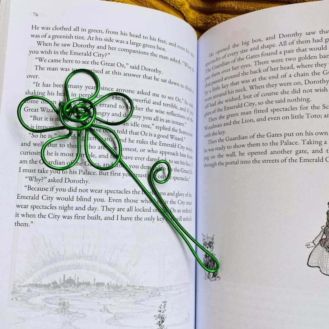 DanglesJeweller's tweet photo. A green theme for Friday 💚
#MHHSBD #CraftBizParty #green #handcrafter #handcrafted #wire #wireart #wirework #bookmark #tbch #bird #flowers #gifts #shopindie https://t.co/f1xZNGCg7G