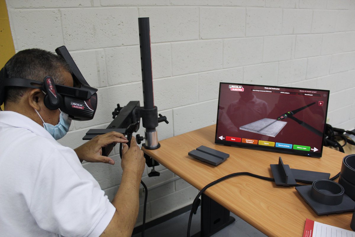 Innovation meets social impact for a more inclusive future | Virtual Reality #VR offers practical, immersive training that simulates real work scenarios, allowing returned migrants in El Salvador to develop key skills in a safe and sustainable environment: bit.ly/422ncEy