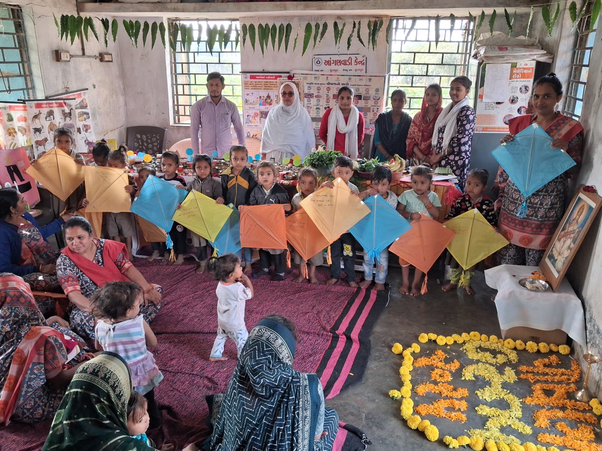 આજરોજ ICDS ઘટક ઉમરેઠ-ર ના સુંદલપુરા-૧ સેજામાં "પોષણ ઉત્સવ-૨૦૨૪" અંતર્ગત પૌષ્ટિક વાનગી સ્પર્ધા તથા "પોષણ ઉડાન"નું પણ આયોજન કરવામાં આવેલ હતું. જેમાં દાતાઓ તરફથી બાળકોને પતંગ,ફિરકી આપવમાં આવેલ. <a href="/BhanubenMLA/">Bhanuben Babariya</a> <a href="/PoshanAnand/">ICDS PO, ANAND</a>