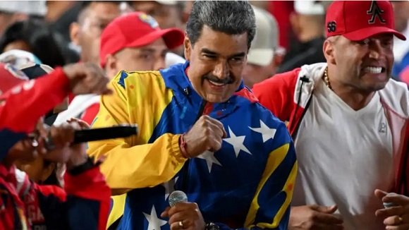 🇨🇺| #CubaConVenezuela junto a la Revolución Bolivariana y su presidente Nicolás Maduro, con el pueblo de la Patria de Bolívar #TodoPorVenezuela 🇻🇪