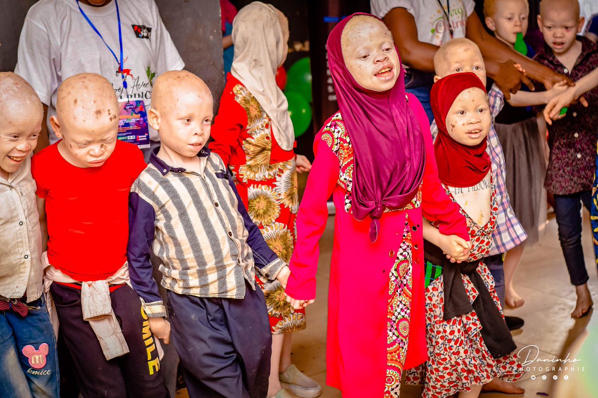 En date du 23 décembre en collaboration avec la structure #Influential_women, nous avons partagé la magie de #noel au centre d’accueil #La_Maison_Des_Albinos , un moment d’échange et de célébration au sein de cette demeure avec les enfants. 

#noel2024
#la_fondation_muke_mwema