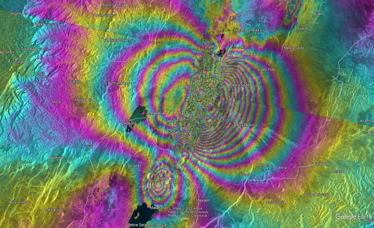 <a href="/Artanis041/">Artanis 🌋</a> <a href="/johnseach/">Dr John Seach</a> <a href="/volcaholic1/">Volcaholic 🌋</a> 
Interferograma y desplazamiento vertical, comprendido entre los días 29 de diciembre de 2024 y 10 de enero de 2025. Órbita descendido. Puedo ver poco más de 1.3 m de "levantamiento" del suelo cerca al volcán Dofen. El Fentale se "hundió".