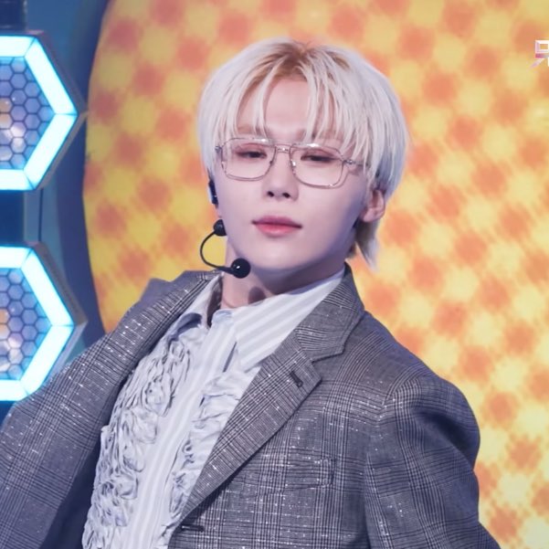 승관이 안경이 갓경인 이유,,,