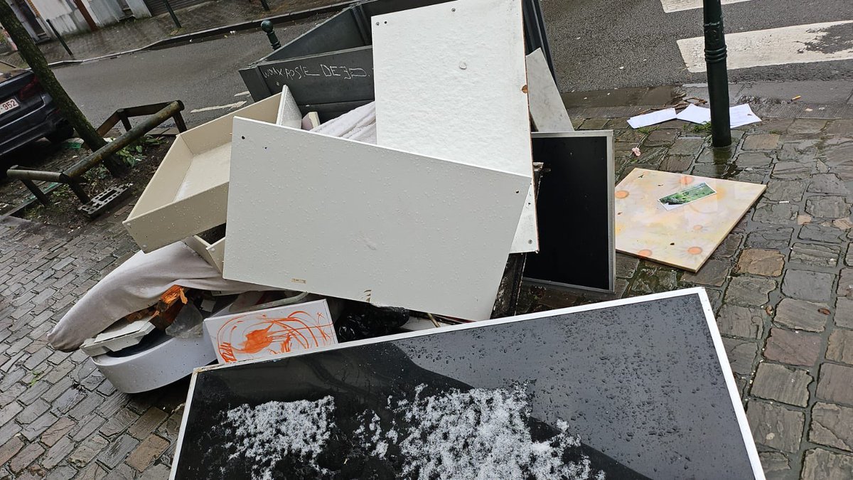 Riadh_B's tweet photo. 7 jongeren worden vervolgd voor de puinhoop op 31/12 in onze wijken. Intussen ligt de straat er elke dag (zoals altijd) bij als een containerpark. Maar twee keer raden wie een gasboete kreeg voor het één!!!! uur te vroeg buiten zetten van de vuilniszak? Juist, ons gebouw. https://t.co/RTfPQS81pj