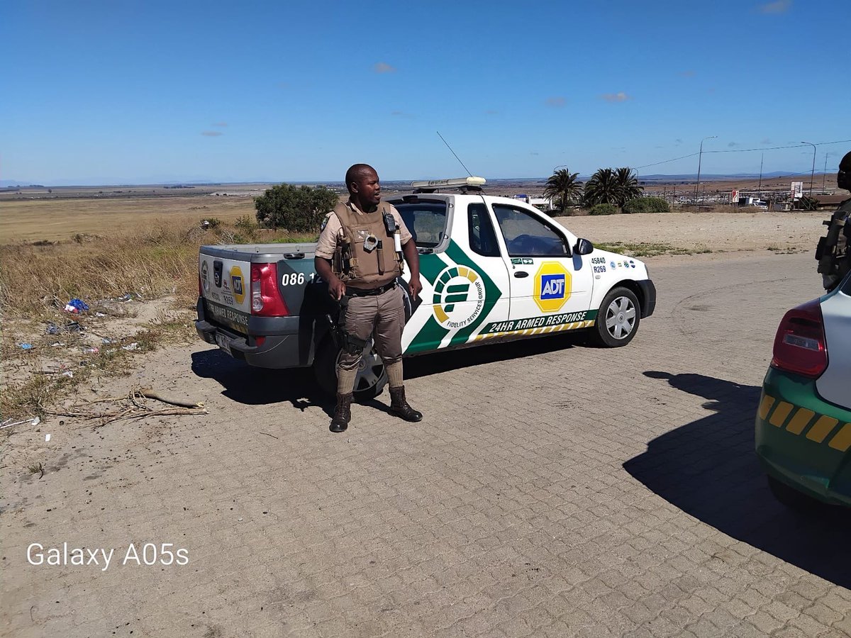 Fidelity_Secure's tweet image. Happy Friday, our West Coast team briefs officers on firearm and vehicle checks during shift changes, ensuring your safety and assets&apos; security.

#FidelityADT #WestCoast #shiftchange #teamwork #KeepingWatch #teamwork #FidelityHeroes #community #FidelityServiceGroup #WeAreFidelity
