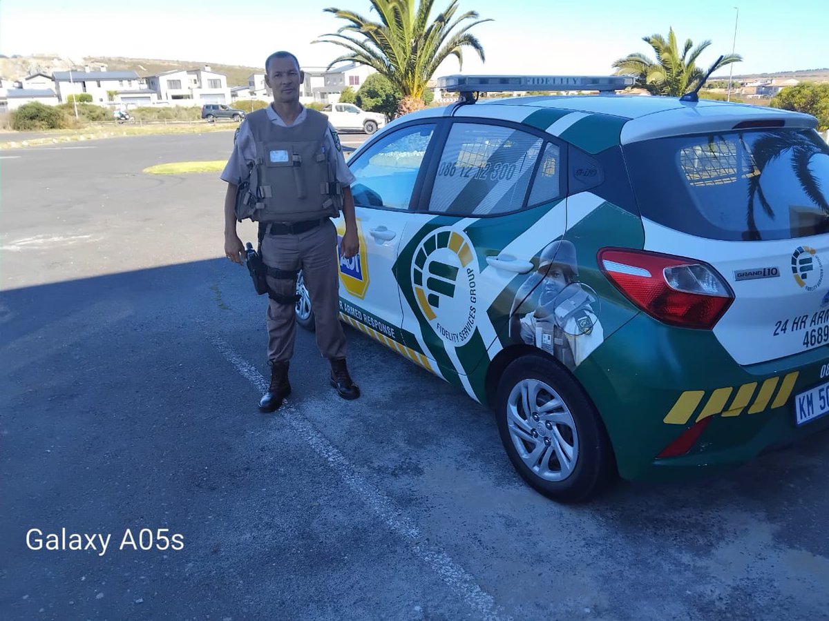 Fidelity_Secure's tweet image. Happy Friday, our West Coast team briefs officers on firearm and vehicle checks during shift changes, ensuring your safety and assets&apos; security.

#FidelityADT #WestCoast #shiftchange #teamwork #KeepingWatch #teamwork #FidelityHeroes #community #FidelityServiceGroup #WeAreFidelity