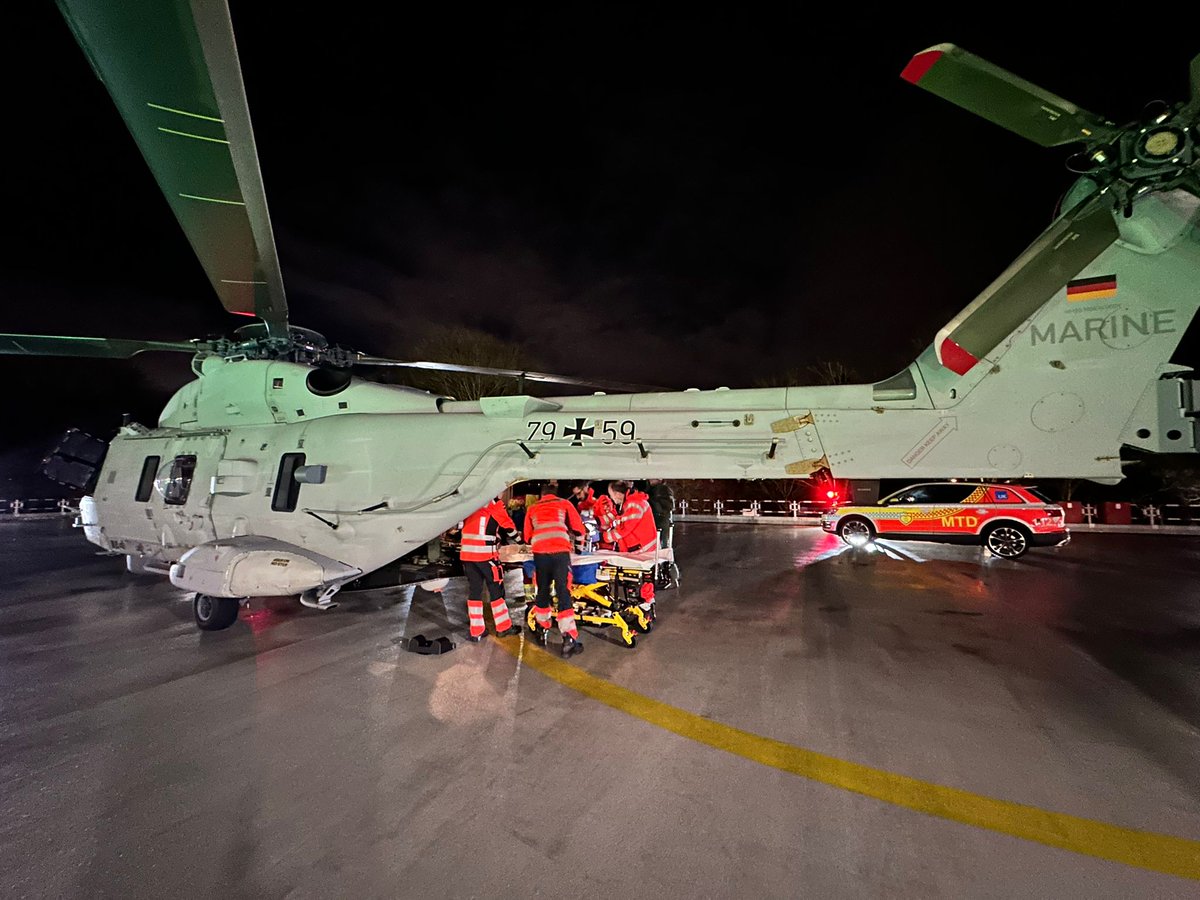 Gestern transportierte einer unser SAR-Hubschrauber eine Patientin von Bremerhaven nach Hamburg. Die Patientin war an eine Herz-Lungenmaschine angeschlossen, begleitet von einem Ärzteteam. 

🍀 Der Einsatz zeigt die starke zivil-militärische Zusammenarbeit. #SAR #Teamwork