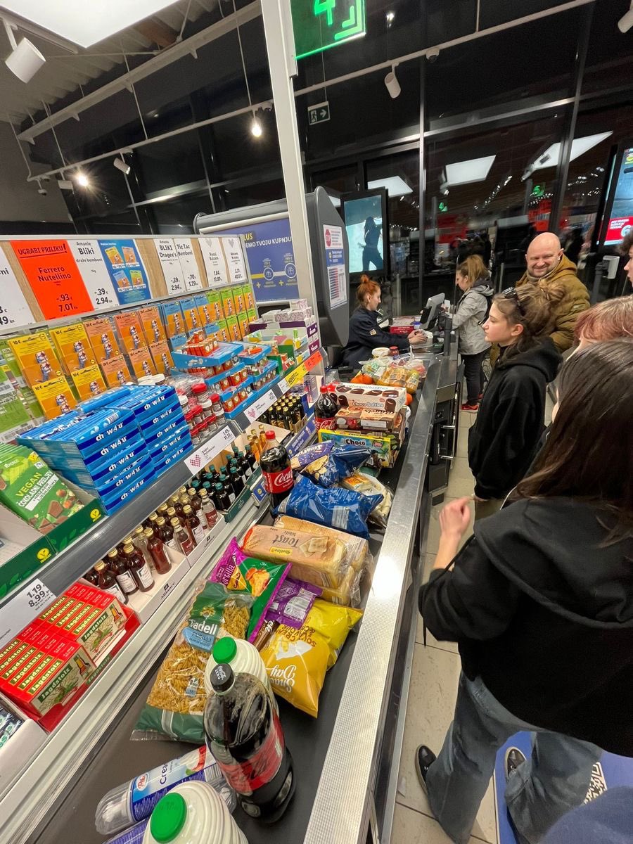 Hun26445J's tweet image. Another day for shopping 🛒 👇🏻