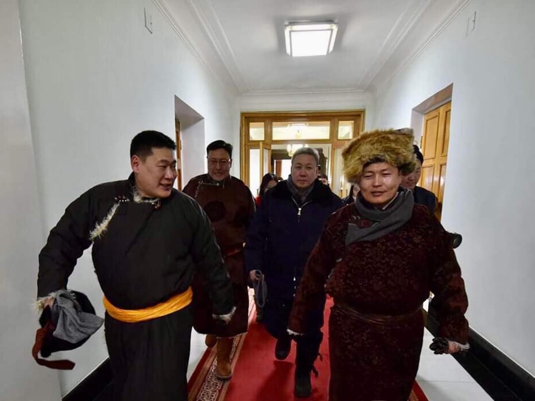 Ирсэн замаараа буц даа та хэд минь. Таван жил дээдэс шиг амьдарлаа одоо болно. 👋